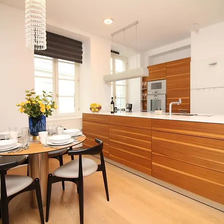 Old Town Square Apartman *
